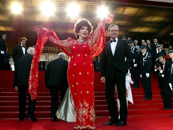 Gina Lollobrigida  saluda a