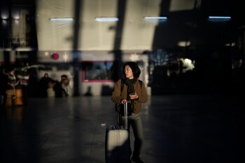 Una pasajera espera en la
