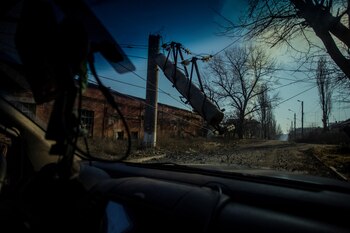 Militares ucranianos conducen un automóvil,