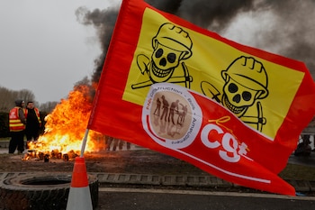 Una bandera ondea frente a
