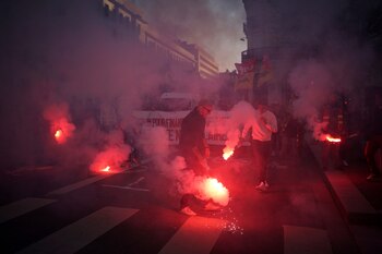 Manifestantes realizan una protesta contra