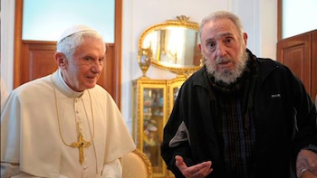 Benedicto junto a Fidel Castro