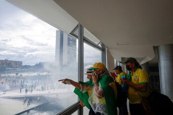 Manifestantes dentro del edificio del