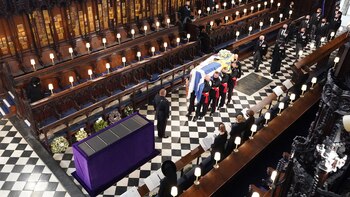 La procesión detrás del féretro