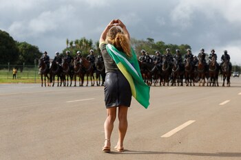 Una mujer se para frente