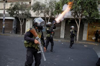 Tres efectivos con un arma,