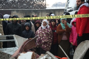 Víctimas del terremoto se juntan