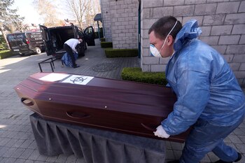Un trabajador de la morgue