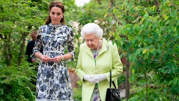 La reina Isabel II junto