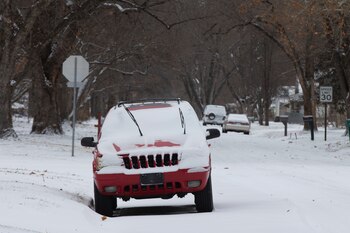 La nieve cubre los vehículos