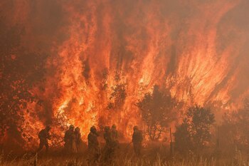 Bomberos españoles luchan contra un
