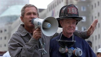 El entonces presidente George W.