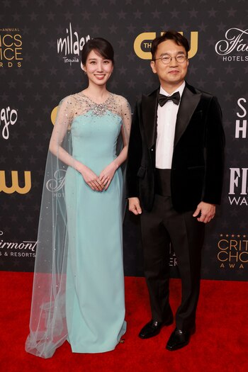 Park Eun-bin junto al director