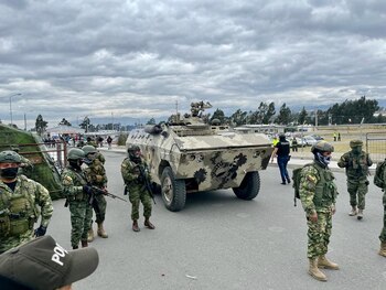 Militares a las afueras de