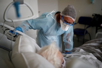 Un médico, con una máscara