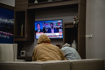 Personas observan la televisión