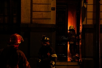 Un bombero intenta ingresar al