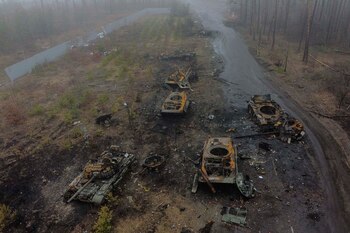 Tanques incendiados en las afueras
