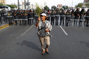 Una manifestante se coloca frente
