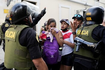 Manifestantes se intentan tapar el