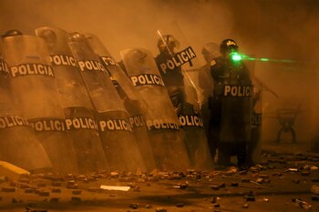 Los policías se protegen detrás