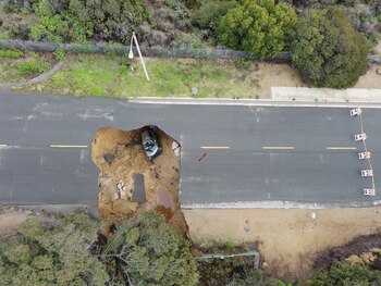 Una carretera destruída en Los