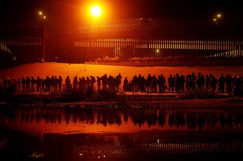 Inmigrantes buscan asilo luego de