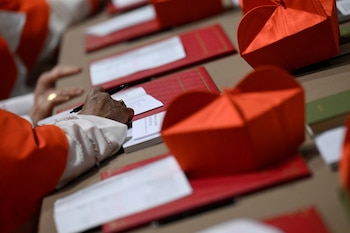 Los 133 cardenales electores comenzaron