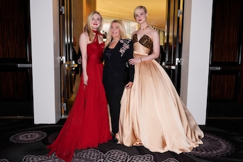 Dakota Fanning, izquierda, y Elle