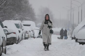 Una mujer camina por la