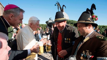 Ratzinger festejó su cumpleaños 90
