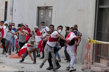 Protestantes lanzas piedras y otros