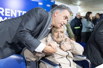 Mujica junto a Yamandú Orsi,