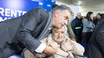 Yamandú Orsi y José Mujica