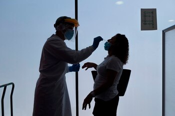 Un enfermero realiza los test