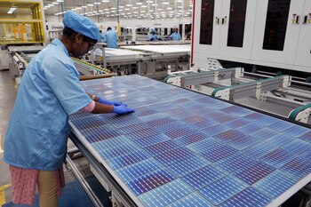 Un trabajador elabora un tablero