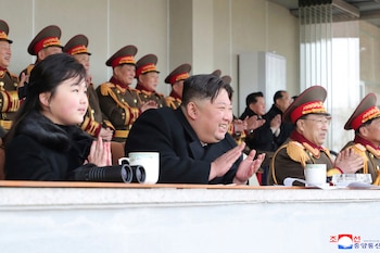 Kim Jong Un junto a