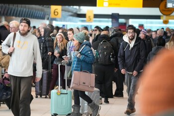 Personas en el aeropuerto de