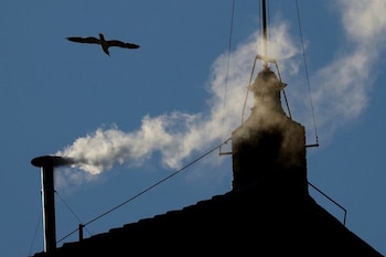 Humo blanco sale de la