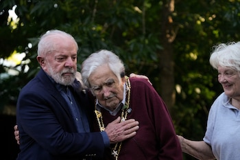 Mujica en su chacra, junto