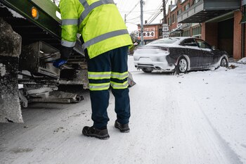 Un trabajador por montar un