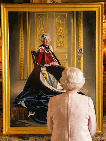 La reina Isabel II mirando