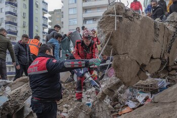 Los equipos de rescate buscan
