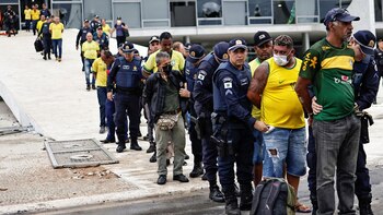 Un grupo de manifestantes detenidos