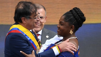 | Gustavo Petro le toma