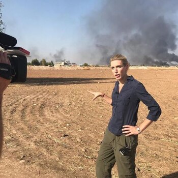 Reportando desde las afueras de