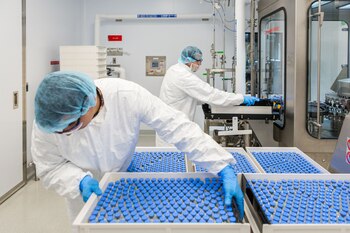 Técnicos de Gilead cargan remdesivir