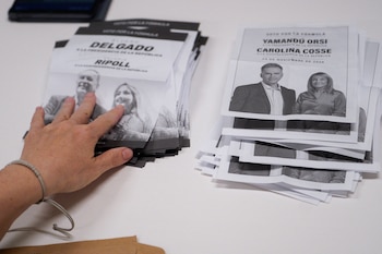 Un miembro del personal electoral