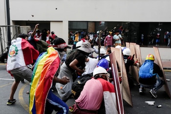 Manifestantes con piedras en la