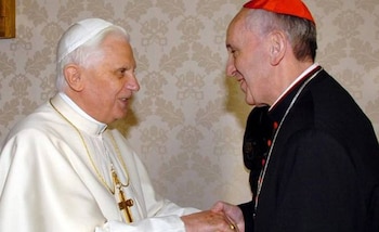 El papa Benedicto junto al